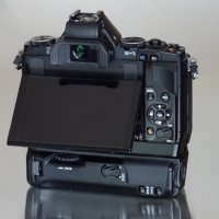 Olimpus  OM-D E-M5+ батериен грип, снимка 2 - Фотоапарати - 42423905