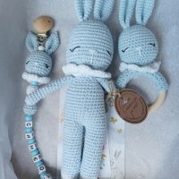 Детска играчка ръчна изработка, плетено зайче, дрънкалка и клипс за биберон, подарък за бебе, снимка 1 - Други - 41480447