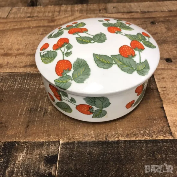 Стара Винтидж кръгла керамична кутия  за дрънкулки/ бонбони/ бижута/ ягоди   Внос Германия 🇩🇪, снимка 1