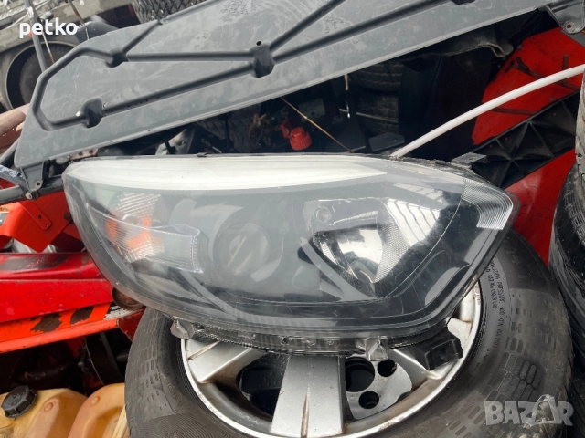 Продавам десен фар за Рено Каптиев 2017