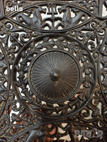 Масивна  чугунена чиния която е отлята и е за окачване на стена.Изцяло богато украсена с ажурна деко, снимка 4 - Антикварни и старинни предмети - 52771782