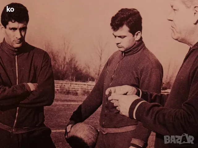 Футболни списания с ГУНДИ- Biograph и списание Four Four Two, снимка 5 - Списания и комикси - 45953290