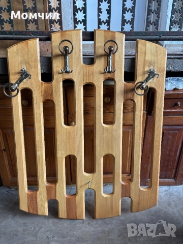 Продавам дървена закачалка
