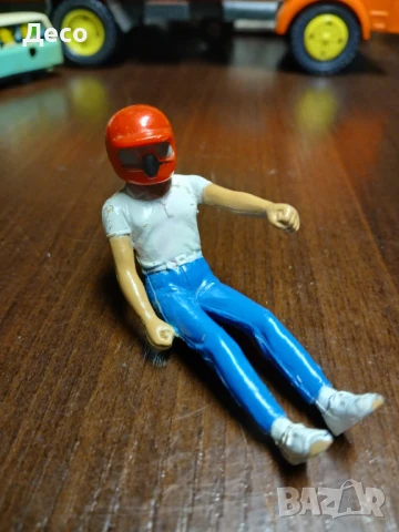 Стара гумена фигурка Пилот на картинг.