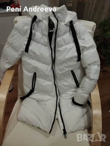 Бяло зимно яке с качулка 