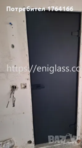 Стъклена врата със сиво стъкло и алуминиева каса с черни панти, снимка 3 - Интериорни врати - 48364325