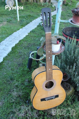 Винтидж акустична китара 