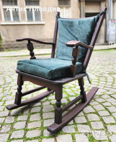 Класически люлеещ стол с кадифена зелена седалка, снимка 2 - Столове - 53655353