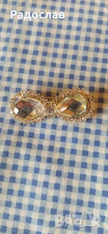 кристална брошка