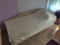 Легло с матрак и механизъм за повдигане на матрака