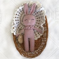 Зайче ръчна изработка, подарък за бебе, розово зайче, бебешка дрънкалка, плетена играчка, снимка 3 - Други - 40227587
