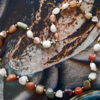 Красив ретро гердан от естествени камъни, снимка 1 - Колиета, медальони, синджири - 40805467