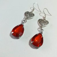 Прелестни обеци в рубинено червено с орнаментирани сърца в цвят сребро , снимка 2 - Обеци - 41100149