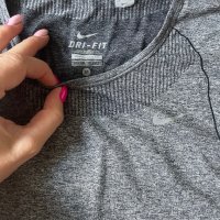 Сива блуза Nike, снимка 2 - Блузи с дълъг ръкав и пуловери - 42624412
