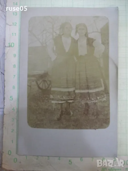 Снимка стара на две жени в носии до каруцата, снимка 1