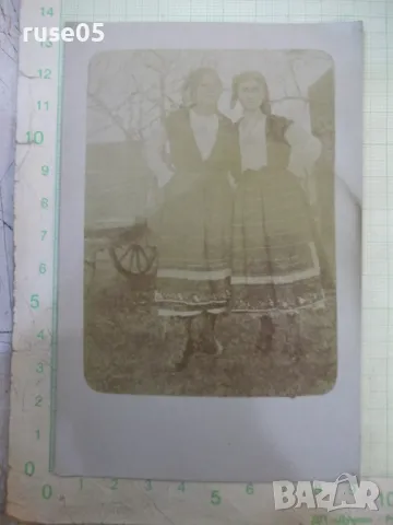 Снимка стара на две жени в носии до каруцата