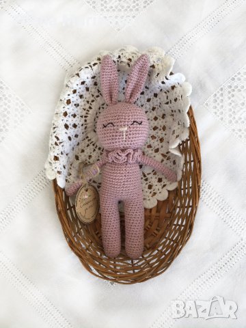 Зайче ръчна изработка, подарък за бебе, розово зайче, бебешка дрънкалка, плетена играчка, снимка 3 - Други - 40227587