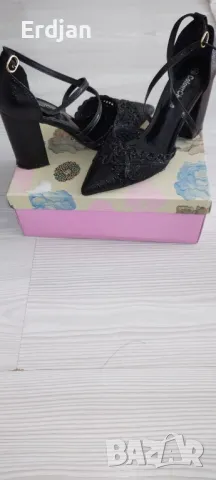 обувките са запазени носени са по един два пъти от 35 до 37 номер са 