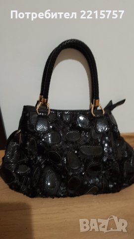 Чанта с пайети и имитация на змийска кожа. 