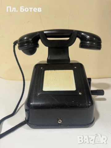 Стар метален телефон