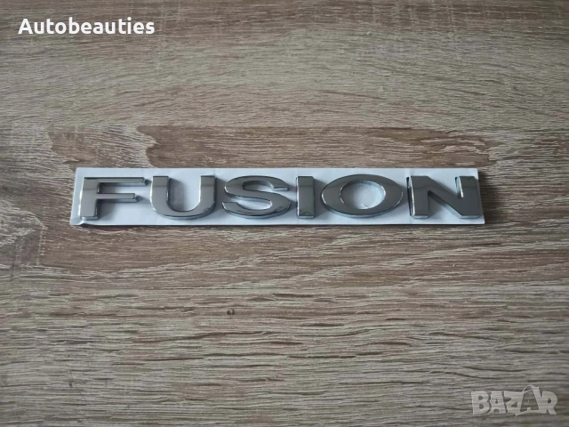 сребриста емблема Ford Fusion
