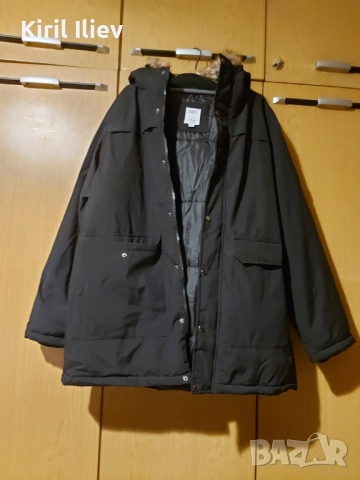 Чисто ново черно зимно яке.