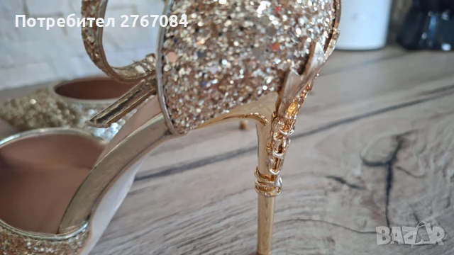 Продавам уникални златни обувки , снимка 3 - Дамски елегантни обувки - 50896234