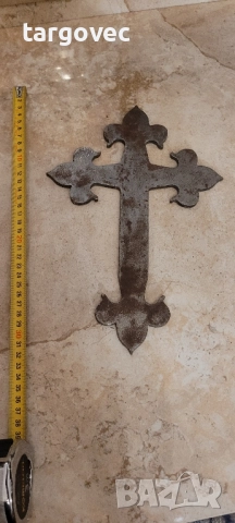 голям християнски кръст изработен от стомана
