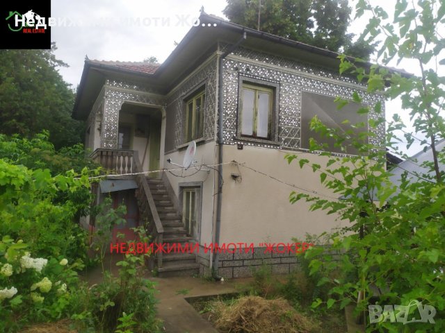 Двуетажна къща с двор в село Иванча, снимка 1