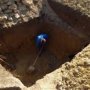 Бригада копае ръчно канали за тръби основи шахти