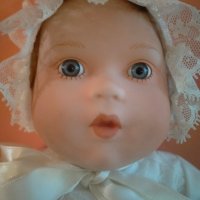 Колекционерска Порцеланова кукла Catherines Christening Kathy Barry-Hippensteel for Knowles 1990, снимка 3 - Колекции - 42624736