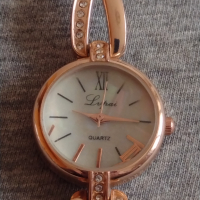 Много нежен стилен дизайн дамски часовник Lipai Quartz  21030, снимка 2 - Дамски - 36227840
