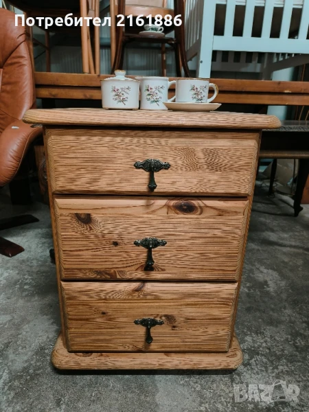 Шкафче с месингови дръжки и колелца, снимка 1