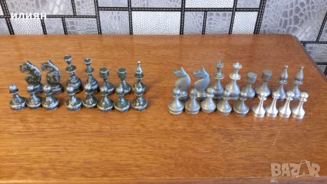 Алуминиеви фигури за шах имат забележки липсва един офицер от другите 4бр пешки са по светли , снимка 1