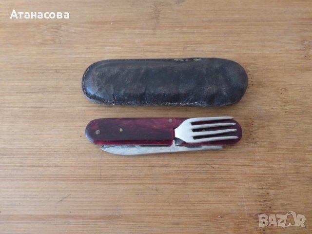 Джобно ножче 2 инструмента с виличка червено с калъф, снимка 1 - Антикварни и старинни предмети - 44439022