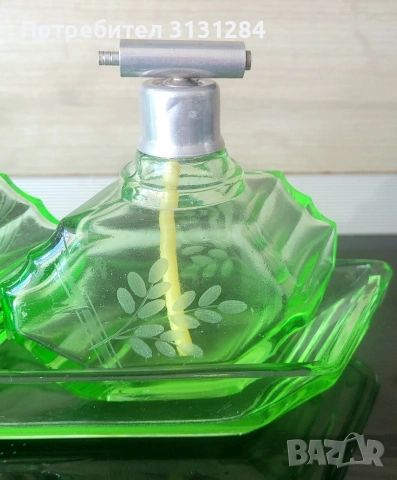 винтидж комплект за тоалетка от ураново стькло Германия, снимка 3 - Антикварни и старинни предмети - 53073308