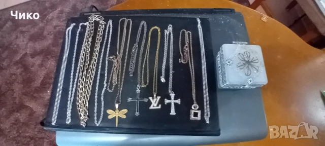 10бр позлатени женски колиета и кутия за бижута