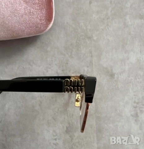 очила с черен обикновен калъф и Ув защита miu miu , снимка 2 - Слънчеви и диоптрични очила - 52153597