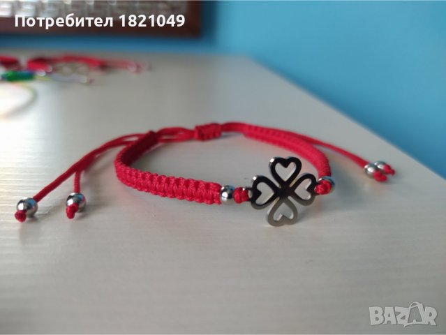 Червена гривна за късмет с елементи от стомана