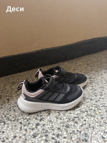 Продавам детски маратонки ADIDAS