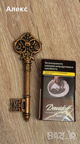 Голям декоративен пластмасов ключ.