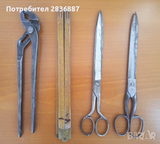 Стари инструменти и шивашки ножици.