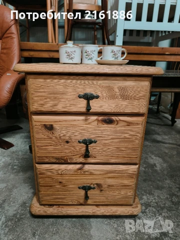 Шкафче с месингови дръжки и колелца