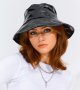 Дамска лачена шапка идиотка в черен цвят , снимка 1 - Шапки - 42474413