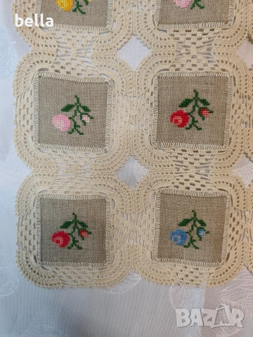 Ръчно бродирани 2 карета (тишлайфери)с плетена дантела, снимка 3 - Покривки за маси - 53643627
