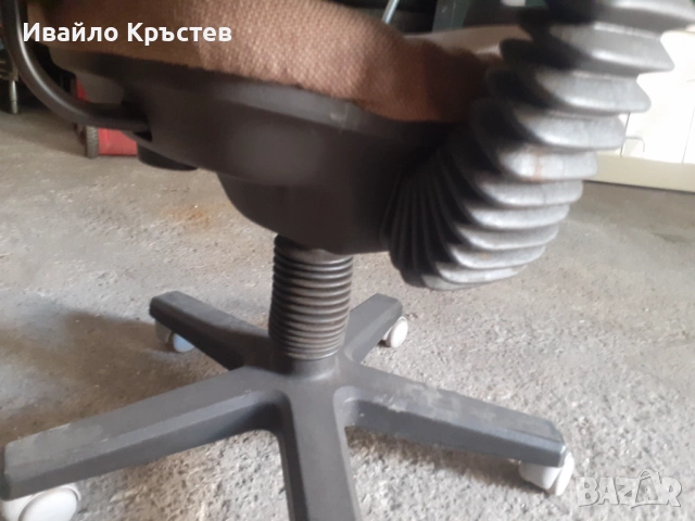 Продавам въртящ стол, снимка 2 - Столове - 53857380