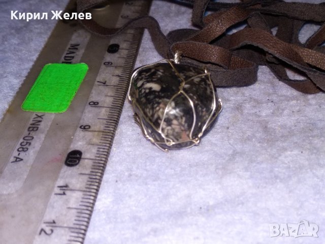 КРАСИВ ВИНТИДЖ - АРТ МЕДАЛЬОН НАТУРАЛЕН КАМЪК ЧЕРЕН ЯСПИС с ШНУРЧЕ от ВЕЛУР 13776, снимка 9 - Колиета, медальони, синджири - 41483359