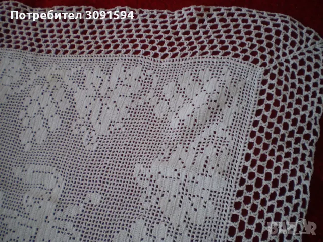 Красива бяла квадратна  плетена на една кука покривка
