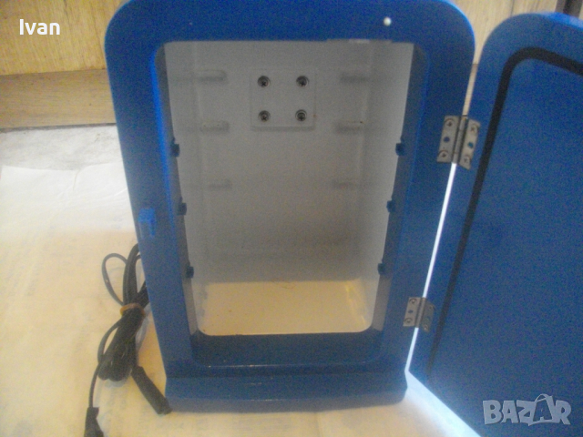 Оригинален Немски Мини Хладилник-Висок Клас-12V/220V-WAEGO-С Осветление-Лимитирана Серия-Отличен, снимка 4 - Хладилници - 44632793