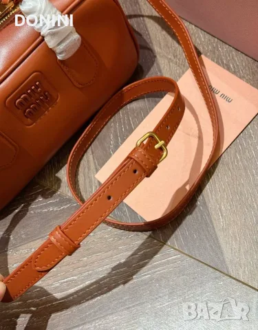 Дамска чанта miumiu, кожа кожа , снимка 2 - Чанти - 55890359